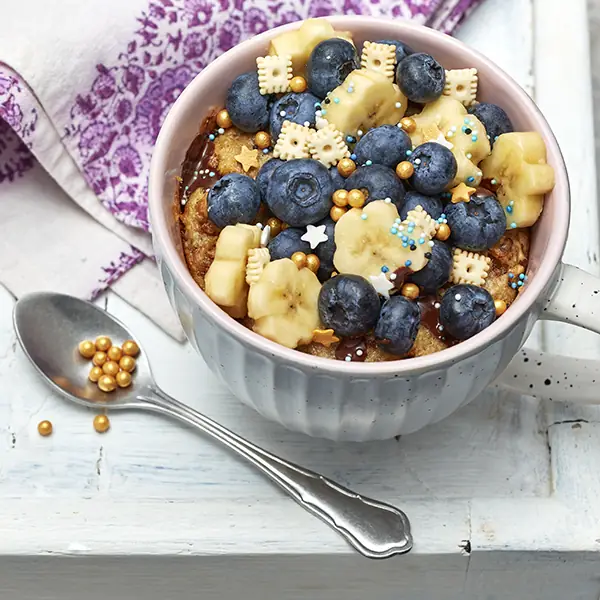 Bananen-Mug-Cake mit Mandel und Heidelbeeren