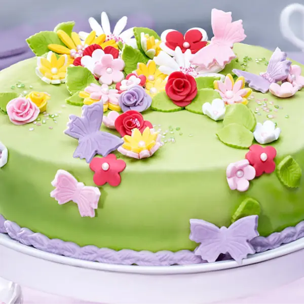Blumige Fondant-Torte