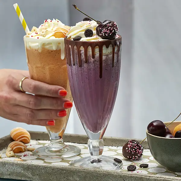 Apricot or Cherry-Shake mit Schokofrüchten