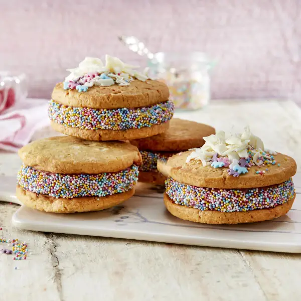 Nicecream-Cookie-Sandwich mit Himbeeren