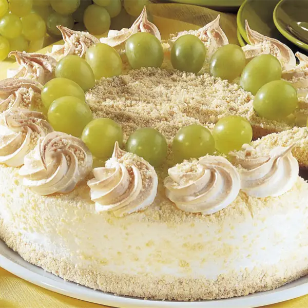 Baiser-Torte mit Weintrauben