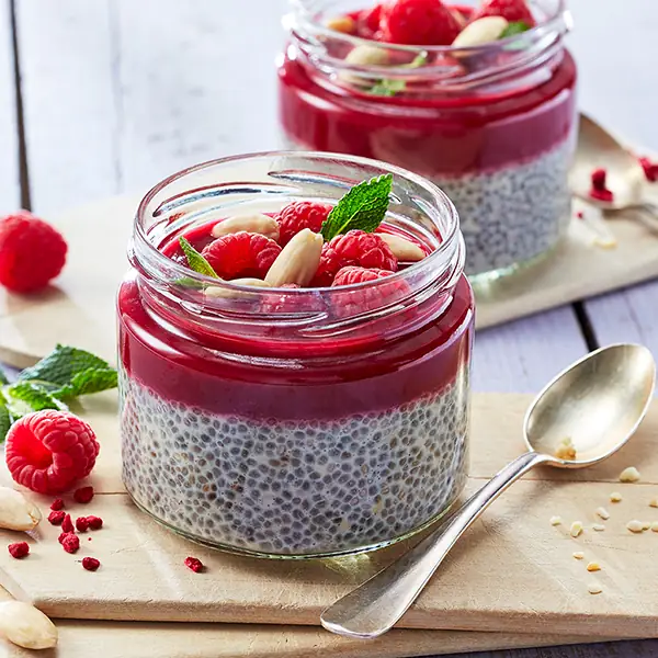 Mandel-Chia-Pudding mit Himbeeren 