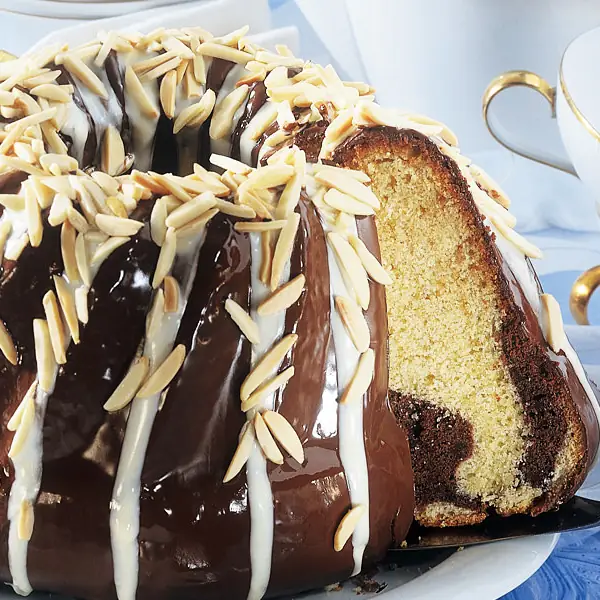 Marmor-Gugelhupf mit Mandeln