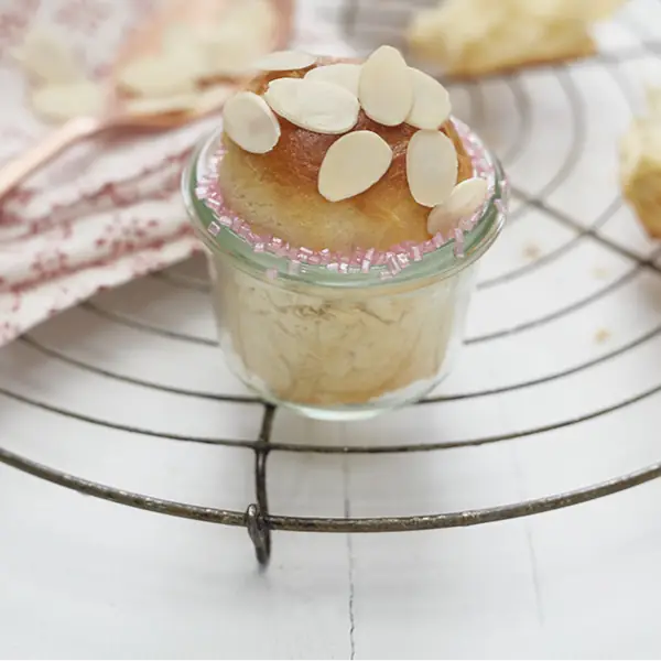 Mandel-Brioche aus dem Glas